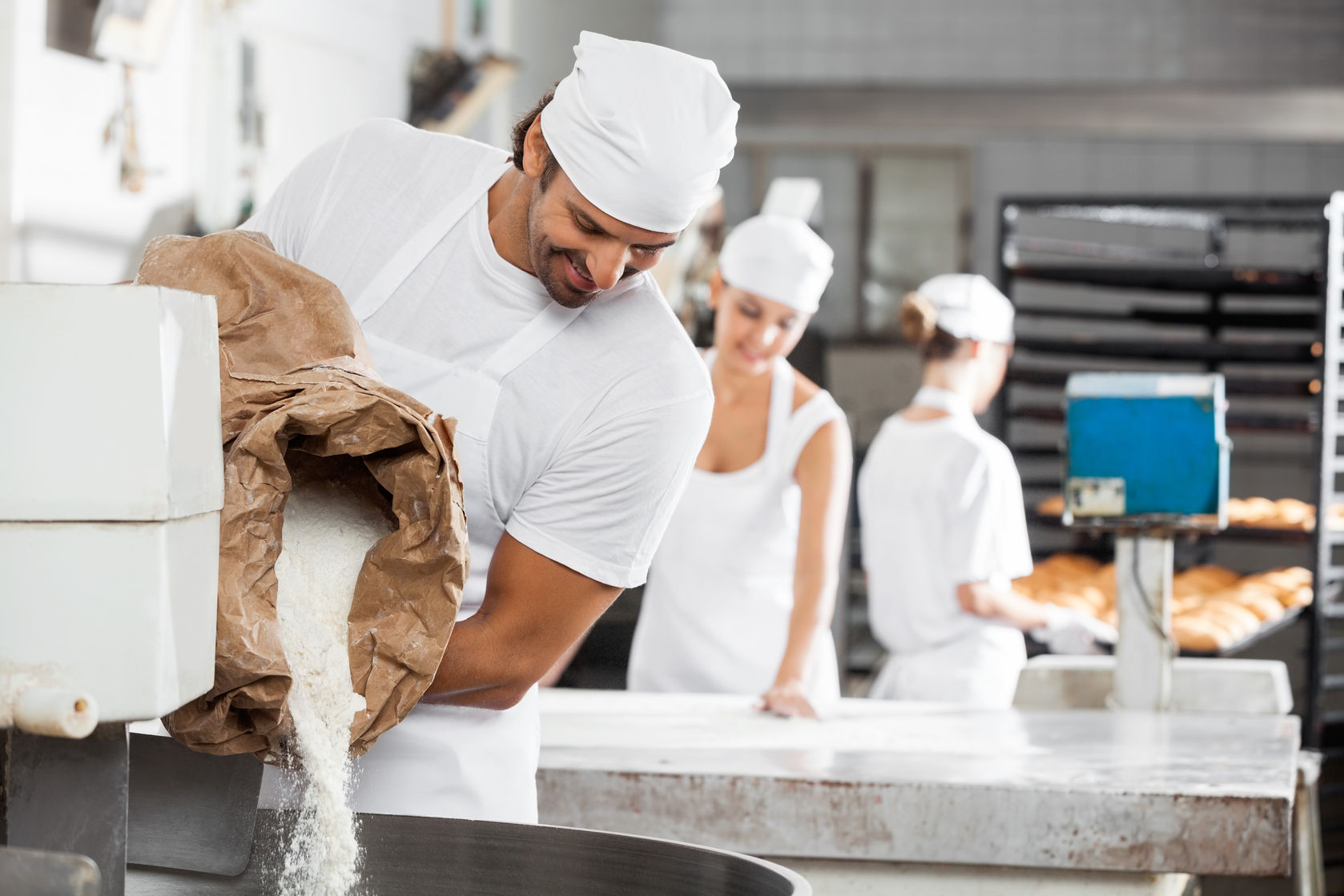 Bakkers aan het werk in een ambachtelijke bakkerij