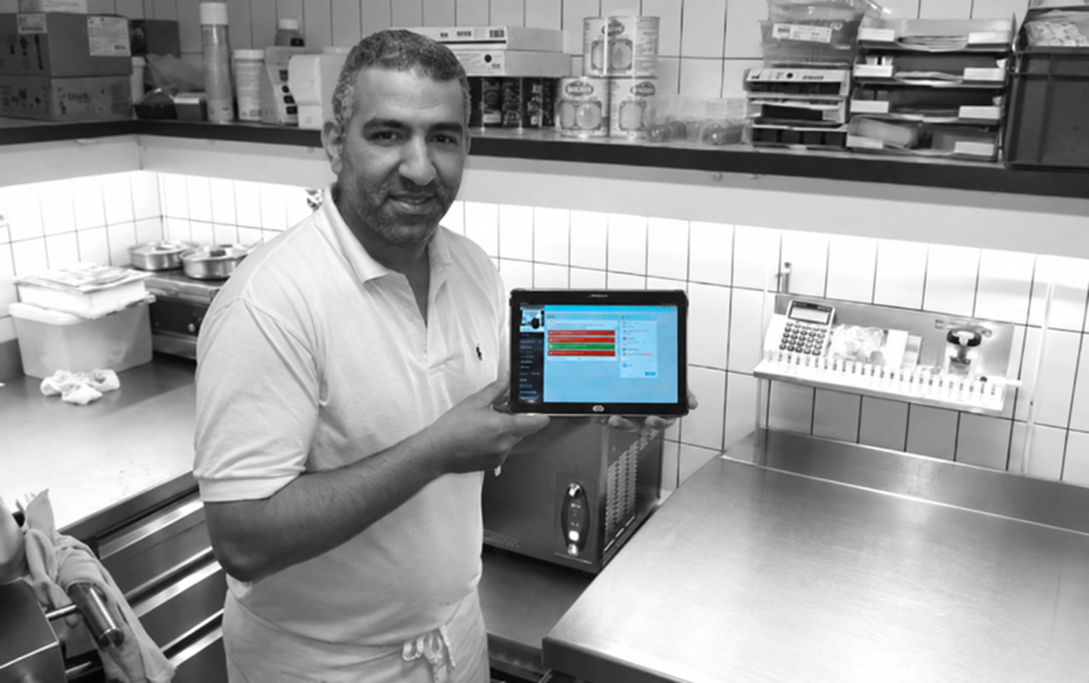 Hicham met een tablet waarop Hygiënecode Online staat